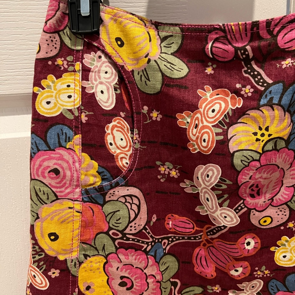 Super cute floral skirt. Lightweight and great for summer. Cynthia Steffe size 4